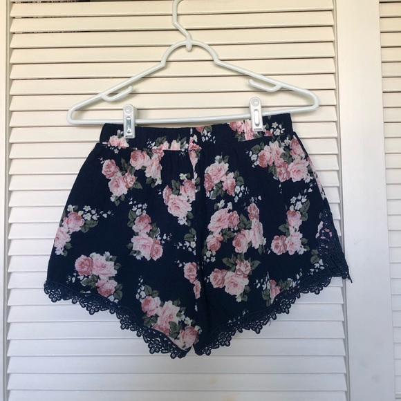 Flower Pattern Flowy Shorts - Picture 2 of 3